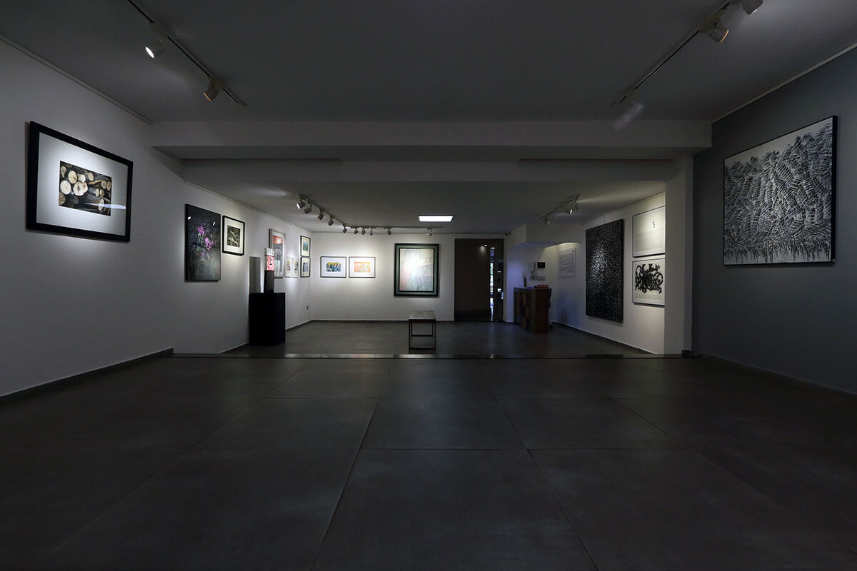 “Crowding” at Mojdeh Art Gallery featuring 15 artists 