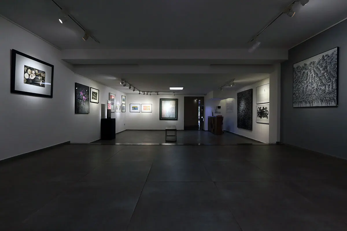 “Crowding” at Mojdeh Art Gallery featuring 15 artists 