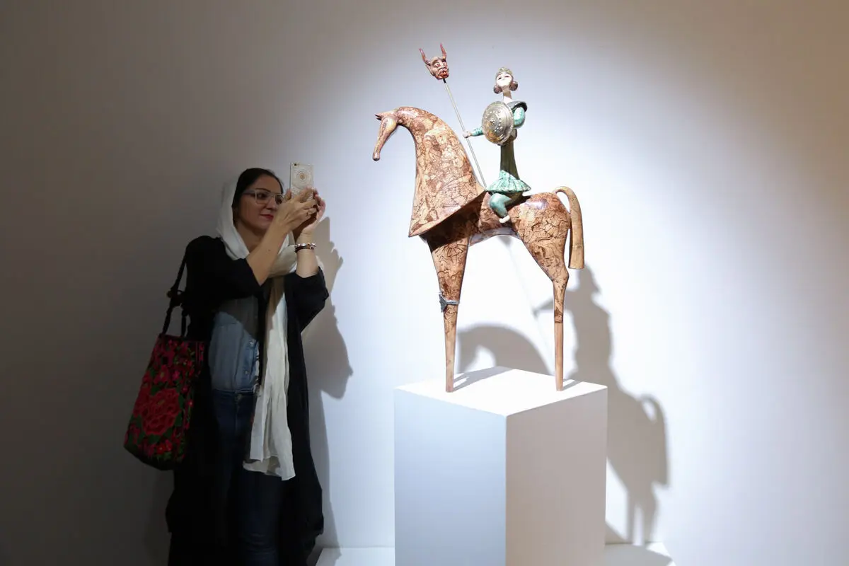 نمایشگاه آثار بهزاد اژدری در گالری اعتماد باغ نگارستان