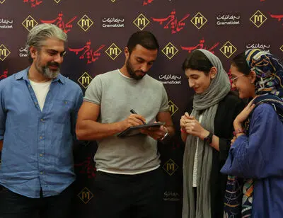 ببینید: شوخی‌های جواد عزتی، سلفی بازی مهدی پاکدل و امضای امیر جعفری در اکران خصوصی یک فیلم
