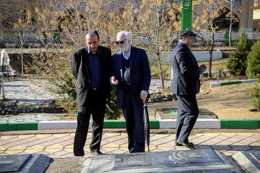 گل‌باران قطعه هنرمندان توسط وزیر ارشاد و معاون هنری وزارت ارشاد