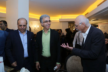 فرش فیروزه‌ای نمایش "مرد بالشی" در مرکز خرید تندیس