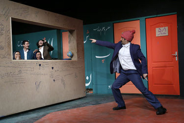 نمایش "عقل صورتی یا مدادی که فقط مشق نمی‌نوشت"