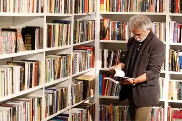 كتابگردي اهالي فرهنگ و هنر در شهركتاب فرشته