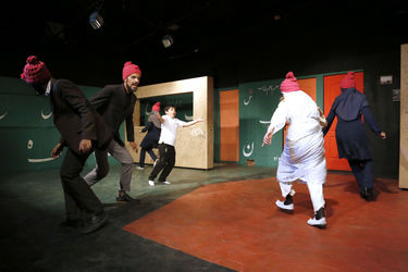 نمایش "عقل صورتی یا مدادی که فقط مشق نمی‌نوشت"