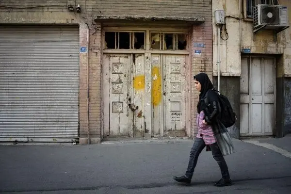 من گم شده ام/ عکس های منا عادل از شهری که تمام درها بسته بود