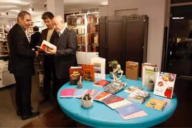 كتابگردي اهالي فرهنگ و هنر در شهركتاب فرشته