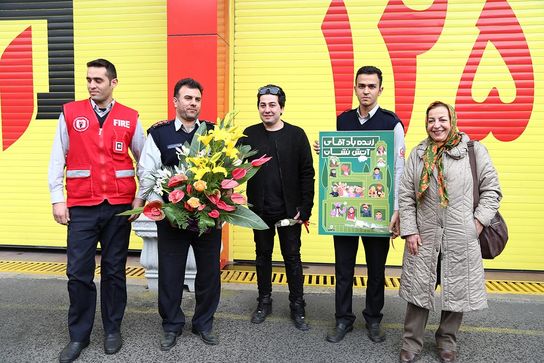 تقدیر عروسک ها از آتش نشان ها 