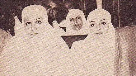 ایرون دات کام: عکس ها: حج خانم گوگوش در مکه؟! نفرِ سمت راست - سال ؟؟