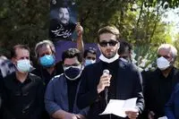 ببینید: مراسم تشییع پیکر عزت‌الله مهرآوران/ از پخش آواز آقای بازیگر تا صحبت‌های پسرش