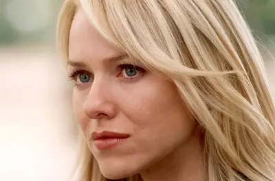 نائومی واتس به تنهایی پناه می‌برد