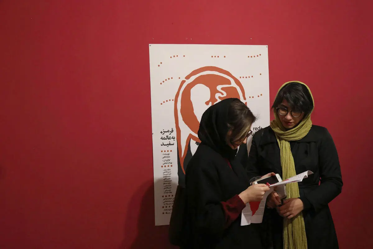 نمایشگاه پوستر آرش تنهایی با نام علیه فراموشی در گالری دنا 