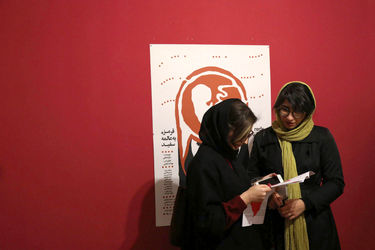 نمایشگاه پوستر آرش تنهایی با نام علیه فراموشی در گالری دنا 