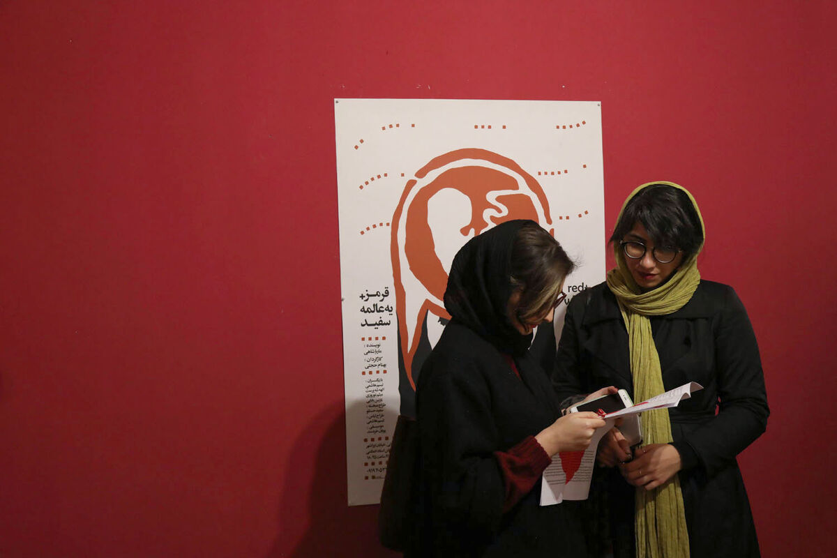 نمایشگاه پوستر آرش تنهایی با نام علیه فراموشی در گالری دنا 