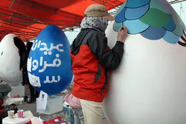 کارگاه آماده‌سازی تخم‌مرغ‌های نوروزی در میدان آزادی