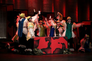 اجرای نمایش "هملت و دن کیشوت" در سالن اصلی تئاترشهر