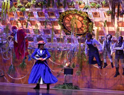 ببینید: جادوگری بهنوش طباطبایی با لباس مری پاپینز