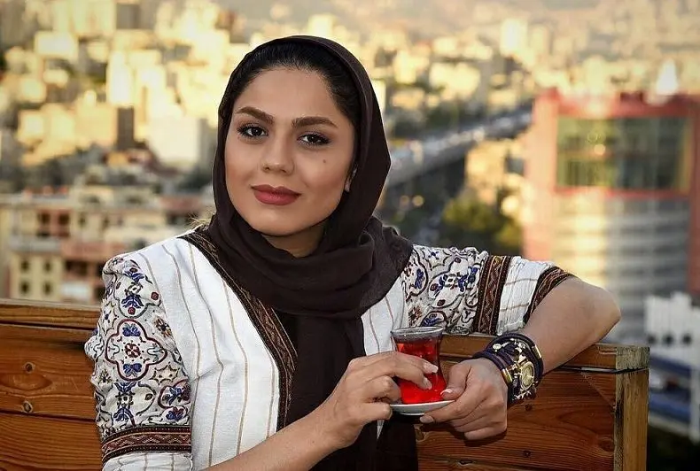تولد آزاده زارعی و عکس خانم بازیگر در مترو