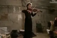 ویدئو: نوازندگی خانم ویولنیست در کمپ پناهندگان