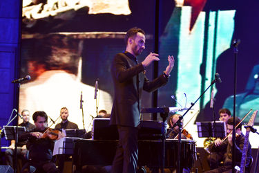 کنسرت "عاشقانه‌های ناصر چشم‌آذر" در سالن همایش‌های برج میلاد