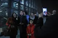 ببینید: سلفی‌های هومن سیدی و رعنا آزادی‌ور با مردم / ستاره‌ها در باغ کتاب جولان می‌دهند