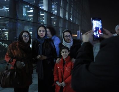 ببینید: سلفی‌های هومن سیدی و رعنا آزادی‌ور با مردم / ستاره‌ها در باغ کتاب جولان می‌دهند