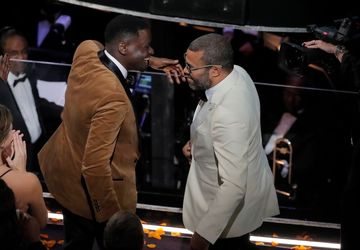 جردن پیلی پیش از گرفتن جایزه بهترین فیلمنامه، دانیل کالویا ستاره «برو بیرون» را در آغوش می‌کشد