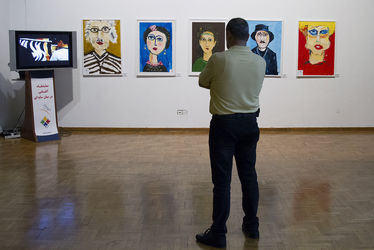 نمایشگاه آثار نقاشی هنرمندان کم توان ذهنی در گالری اصلی فرهنگسرای نیاوران