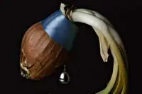 ببینید:  نقاشی‌هایی که با الهام از دختری با گوشواره مروارید خلق شدند/ پیاز به جای شاهکار ورمیر!