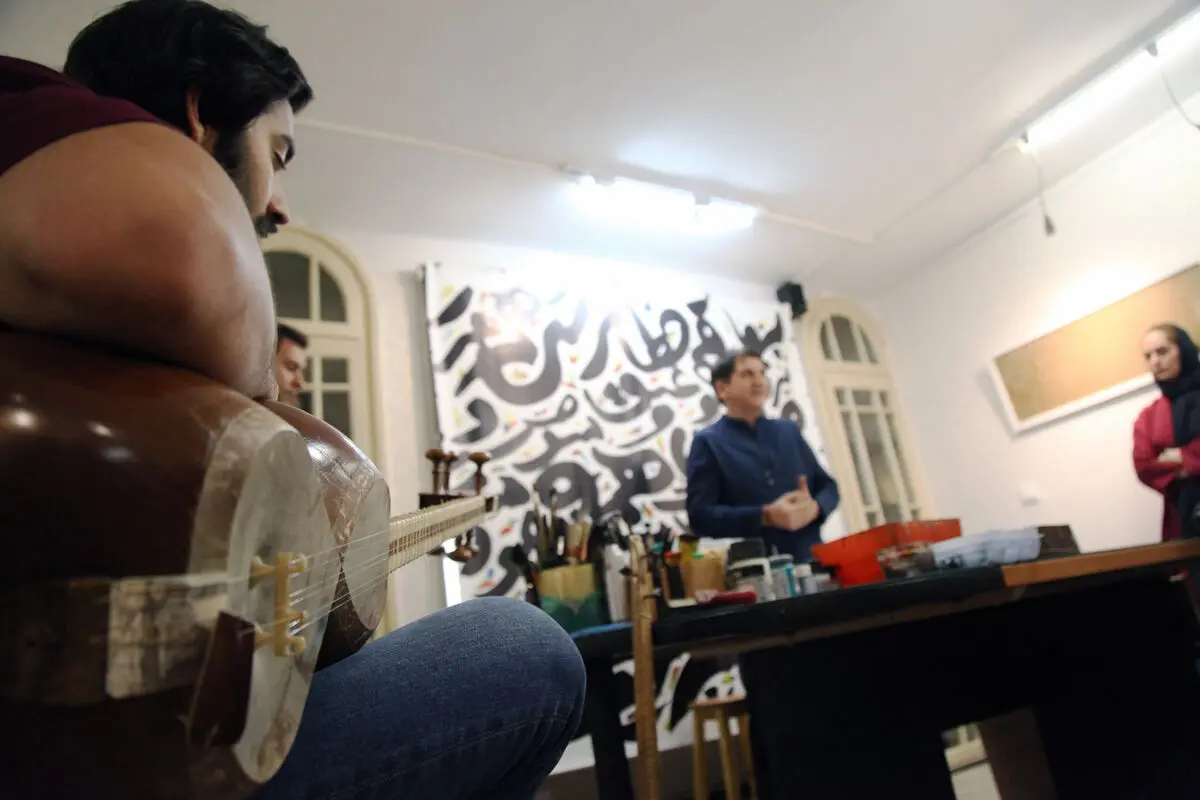 پرفورمنس کالیگرافی مهدی حاجی محمدی فریمانی در گالری ترانه باران