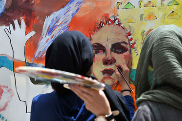 نقاشی گروهی صلح توسط جمعی از هنرمندان در موزه استاد صنعتی