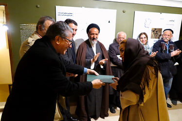 مراسم اهدای لوح به شرکت کنندگان نمایشگاه آینه دار دوران