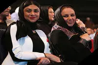 آزاده صمدی و بهنوش بختیاری با پنجاه کیلو آلبالو در سوپرمارکت‌ها