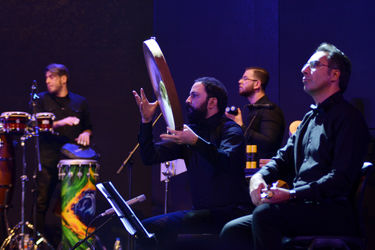 کنسرت "عاشقانه‌های ناصر چشم‌آذر" در سالن همایش‌های برج میلاد