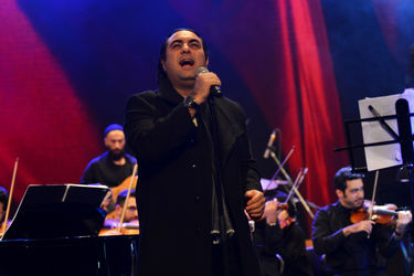 کنسرت "عاشقانه‌های ناصر چشم‌آذر" در سالن همایش‌های برج میلاد