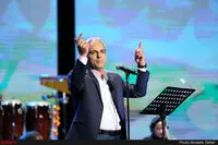 ببینید: اجرای ترانه "سوغاتی" توسط مهران مدیری