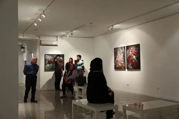 ببینید: شهر گناه در گالری ویستا/ آدم‌هایی که شبیه دلقک‌های سیرک هستند