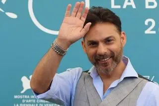 پیمان معادی هنر نوازندگی‌اش را به رخ کشید/ فیلم