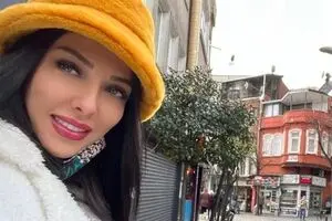 لیلا اوتادی مو چتری با استایل خاص در کنسرت‌ها/ عکس