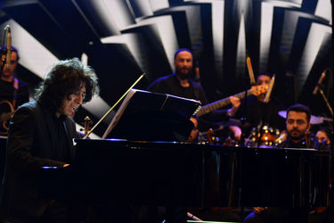 کنسرت "عاشقانه‌های ناصر چشم‌آذر" در سالن همایش‌های برج میلاد