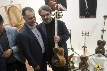 بازدید حسین علیزاده از نمایشگاه سازخانه