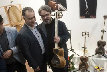 بازدید حسین علیزاده از نمایشگاه سازخانه