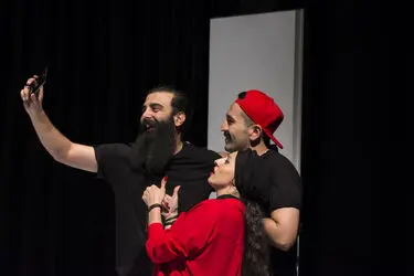 نمایش "گرگ‌ها کروات نمی‌زنند" در عمارت نوفل لوشاتو