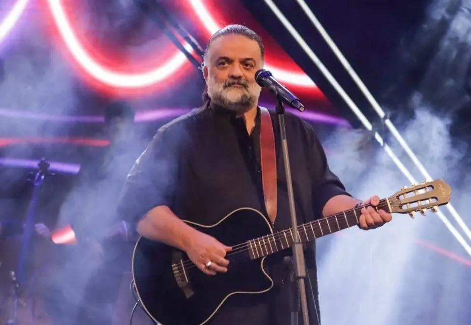 ویدئو: اجرای زنده زیبای علیرضا عصار از آهنگ نوجوونی