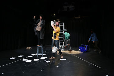 نمایش " در انتظار گودو " در سالن قشقایی تئاترشهر