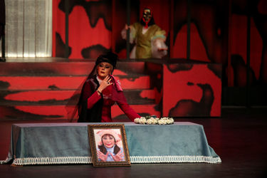 اجرای نمایش "هملت و دن کیشوت" در سالن اصلی تئاترشهر