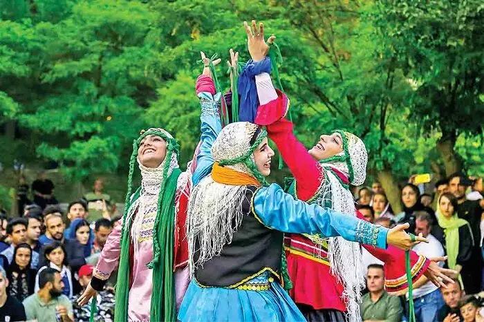 روزهای خوش تئاتر خیابانی در شهر مرزی/ هنرمند ایتالیایی: این رویداد در دنیا کم‌‎نظیر است
