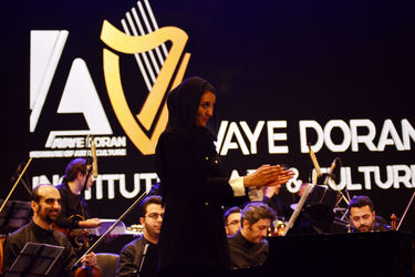 کنسرت "عاشقانه‌های ناصر چشم‌آذر" در سالن همایش‌های برج میلاد