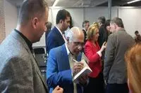 هوشنگ مرادی کرمانی در حلقه طرفدارانش/ صفی که صربستانی‌ها برای خالق "قصه‌‎های مجید" بستند