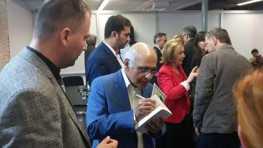 هوشنگ مرادی کرمانی در حلقه طرفدارانش/ صفی که صربستانی‌ها برای خالق "قصه‌‎های مجید" بستند